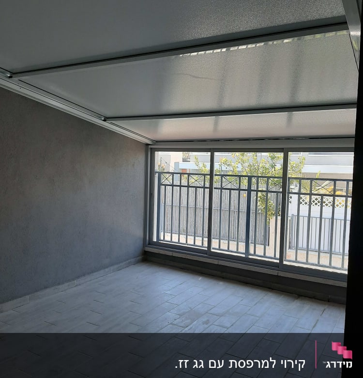 חלונות אלומיניום גדולים עם מסגרת אפורה